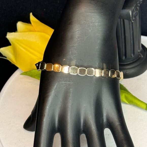 Express Gold Stretch Beaded Bracelet - Picture 2 of 7